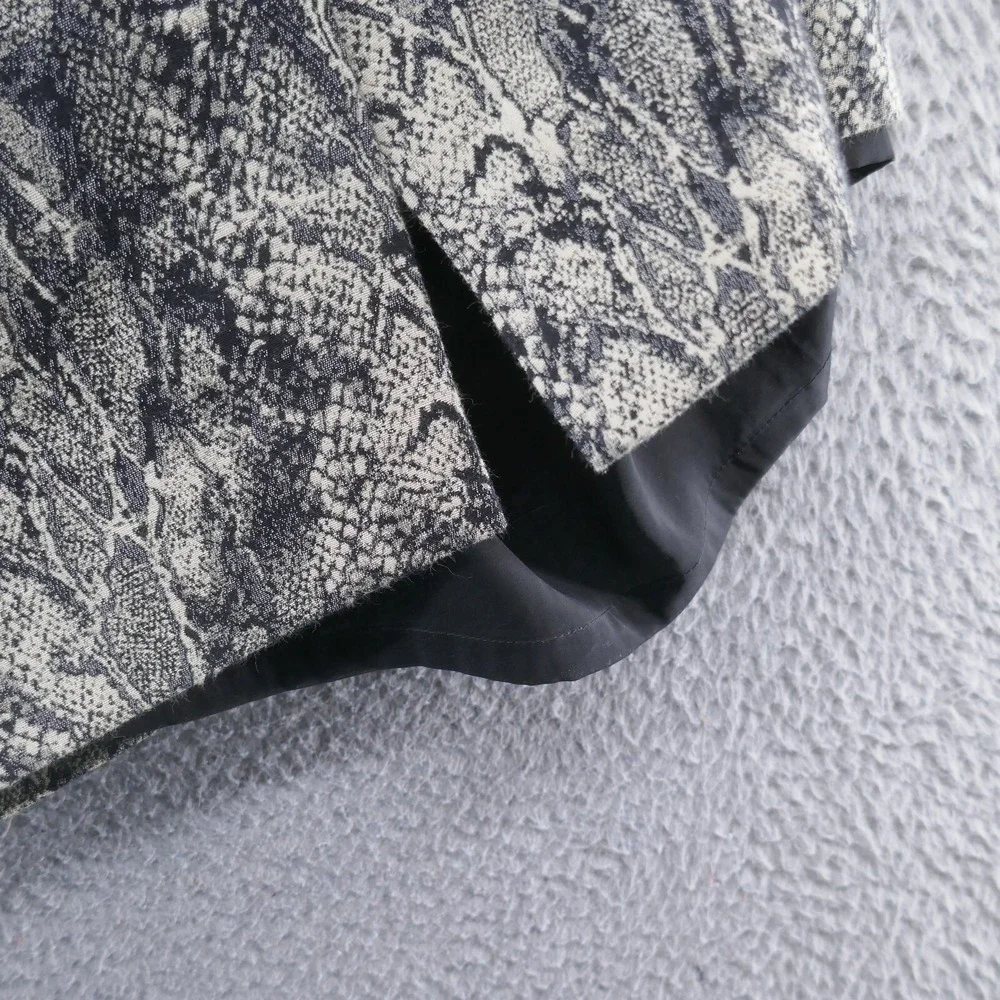Talbots Womens Grey Snakeskin Print Pencil Skirt Size 12 Lined Back Vent VN4889